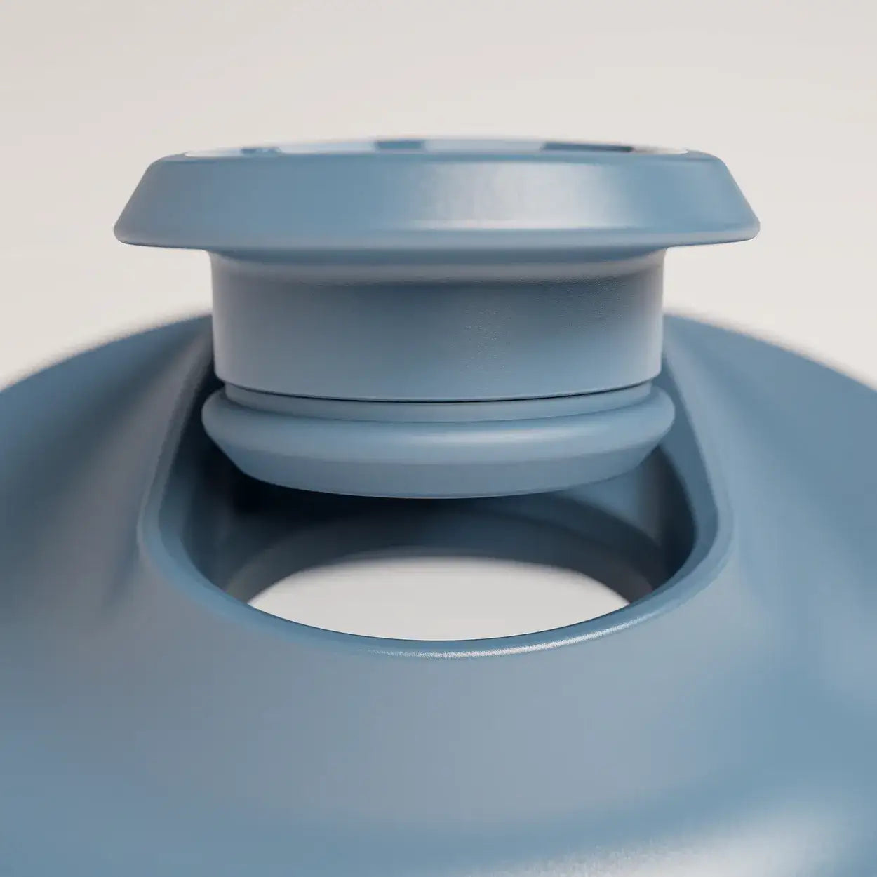 intelligent-cordless-portable-blender-z9 ICB_bottleAssembly_midnightBlue_2_2_MPCloop_edit.webp
