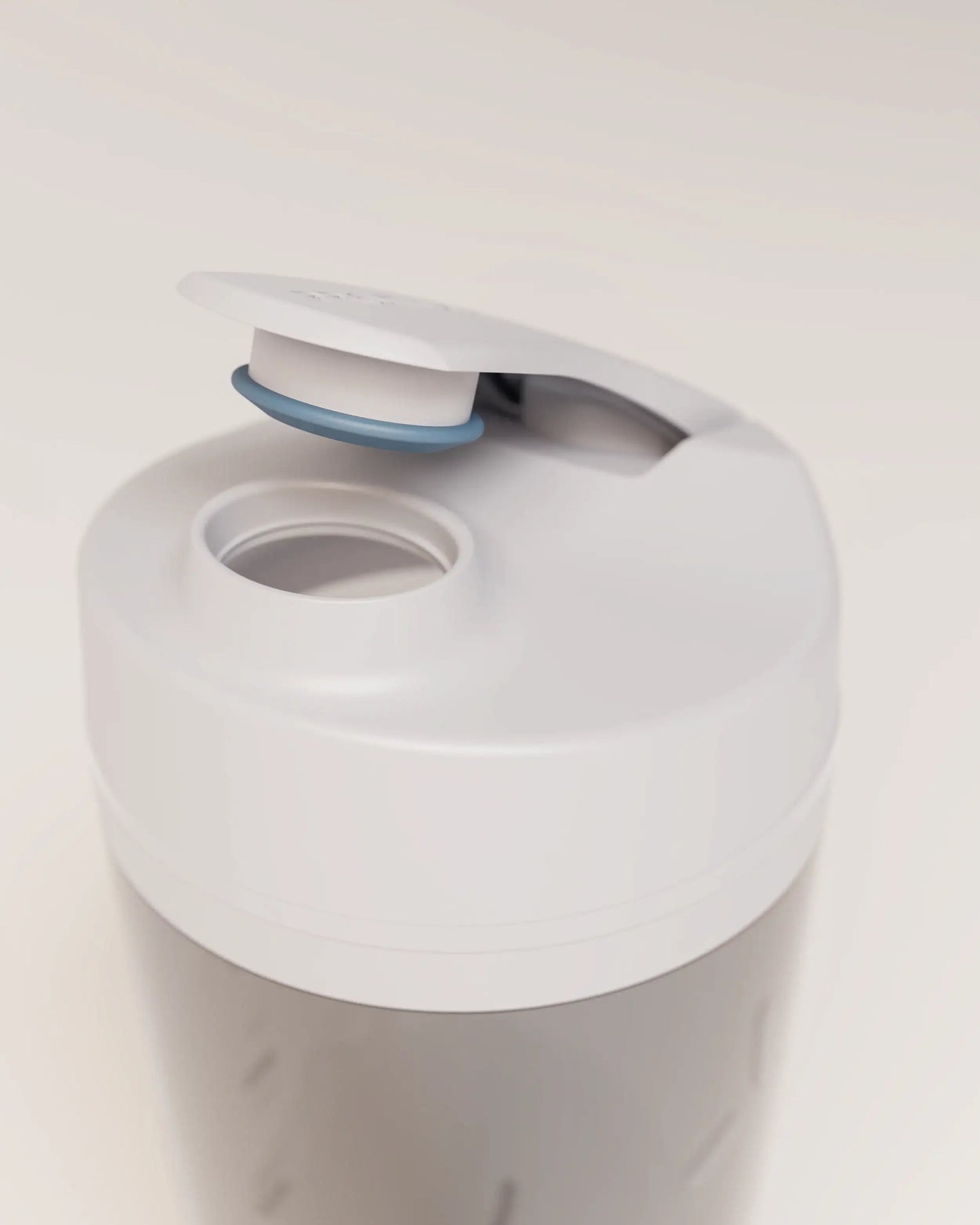 electric-shaker-bottle-v7 VM_LiPo_3.7-700_v1_coolGray_4x5_noNUTRiPOD_2_4_highInsert_EDIT.png