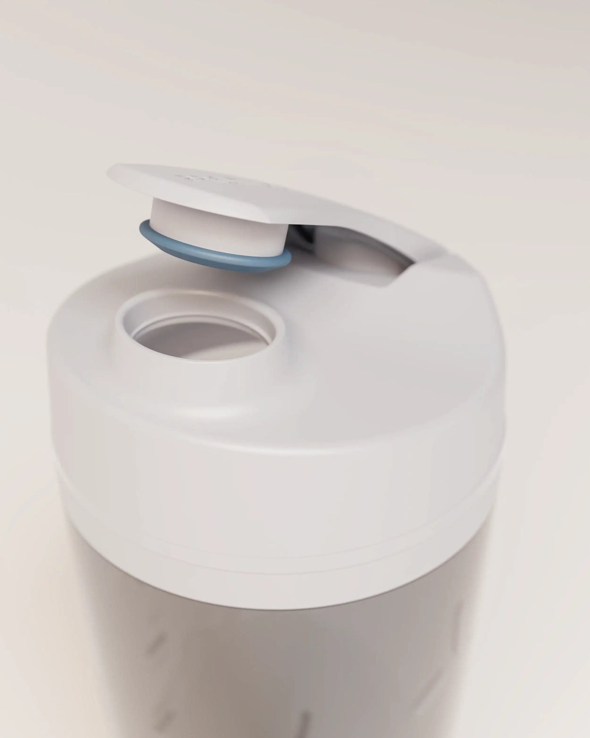 electric-shaker-bottle-v7 VM_LiPo_3.7-700_v1_coolGray_4x5_noNUTRiPOD_2_4_highInsert_EDIT.png